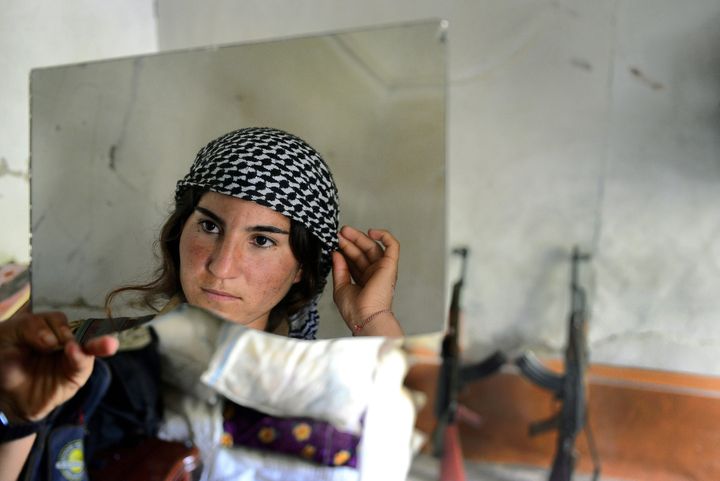 Berivan, 18 ans, est membre de la brigade des combattantes yézidies du Sinjar. Sans demander la permission de ses parents, elle s’est enrôlée après l’attaque de Daech contre son village et se bat désormais en première ligne dans la ville de Sinjar, Irak, 13 mai 2015
 (Alfred Yaghobzadeh pour Paris Match)