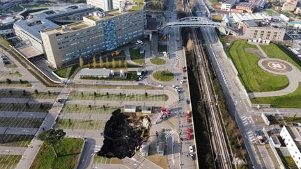 Un gouffre immense est apparu dans le parking de l'hôpital del Mare, à Naples (Italie), le 8 janvier 2021. (CIRO FUSCO / ANSA / AFP)