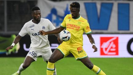 Le défenseur marseillais, Chancel Mbemba, au duel avec l'attaquant nantais, Evann Guessand, à l'occasion de la 3e journée de Ligue 1, le 20 août 2022. (NICOLAS TUCAT / AFP)