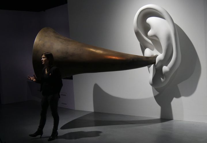 Marie-Pauline Martin devant "Le cornet de Beethoven (avec oreille) opus 131" de John Baldessari.
 (Lorenzo Ciavarini Azzi/Culturebox)