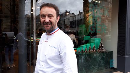 Patrick Roger, artiste chocolatier, devant sa boutique de l'avenue Victor Hugo à Paris. 21 décembre 2018. (BENJAMIN ILLY / FRANCE-INFO)