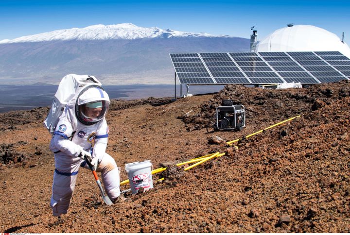 Lors de l'expérience menée sur un cratère d'Hawaï (ici, le 10 mars 2015) les seules sorties à l'air libre s'effectuaient en scaphandre, pour simuler les conditions de vie sur Mars.&nbsp; (NEIL SCHEIBELHUT/AP/SIPA / AP)