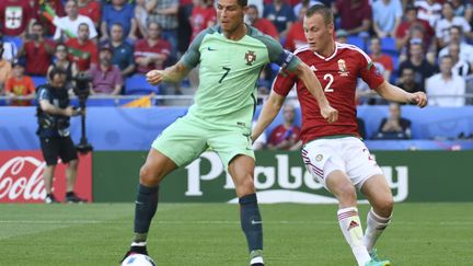 Cristiano Ronaldo et Adam Lang se sont livrés un duel somptueux (PHILIPPE DESMAZES / AFP)