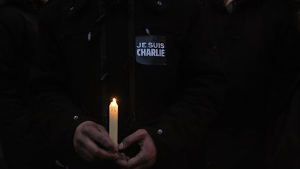 D'autres ont ajout&eacute;, au signe de ralliement "Je suis Charlie", une bougie allum&eacute;e. (MARTIN BUREAU / AFP)