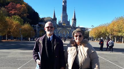 Bernard Chalmel et son épouse, Marie-Laurence, le 2 novembre 2021 à Lourdes. (SANDRINE ETOA-ANDEGUE / RADIO FRANCE)