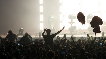 Des spectateurs lors d'un concert du&nbsp;festival du&nbsp;Printemps de Bourges, le 22 avril 2022. (GUILLAUME SOUVANT / AFP)