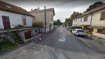 Capture d'écran de la rue Lassalle, partagée entre les Landes et les Pyrénées-Atlantiques, et soumise à différentes règles sanitaires anti-Covid-19 en fonction du numéro. (GOOGLE STREET VIEW)