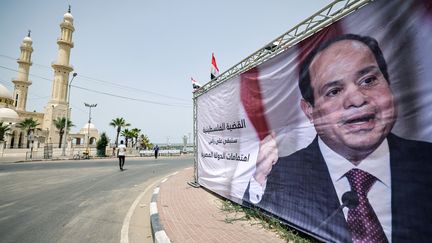 Le visage du président égyptien al-Sissi s'affiche partout dans les rues de Gaza.&nbsp; (MOHAMMED ABED / AFP)