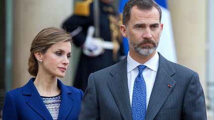 Le roi d'Espagne, Felipe VI, et la reine, Letizia, sortent d'une rencontre avec Fran&ccedil;ois Hollande &agrave; l'Elys&eacute;e, &agrave; Paris, le 24 mars 2015. (PATRICK VAN KATWIJK / DPA / AFP)