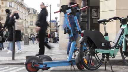 Des trottinettes Dott et un vélo Tier dans la rue à Paris, le 1er avril 2023. (VINCENT ISORE / MAXPPP)