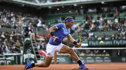 Rafael Nadal, en mission pour son 10e titre à Roland-Garros sera opposé à Domonic Thiem en demi-finale.  (CHRISTOPHE SIMON / AFP)