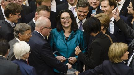 La ministre du Travail et des Affaires sociales allemande,&nbsp;Andrea Nahles, laisse &eacute;clater sa joie lors du vote instaurant un salaire minimum en Allemagne, le 3 juillet 2014, au Bundestag, &agrave; Berlin. (CLEMENS BILAN / AFP)