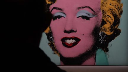 Le "Shot Sage Blue Marilyn" d'Andy Warhol, exposé en avant-première à la presse le 21 mars 2022 chez Christie's à New York (Etats-Unis). (TIMOTHY A. CLARY / AFP)