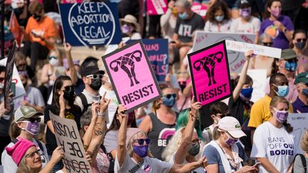 Des manifestants défilent contre la loi anti-avortement au Texas, le 2 octobre 2021, à Atlanta (Géorgie, Etats-Unis). (MEGAN VARNER / GETTY IMAGES NORTH AMERICA / AFP)