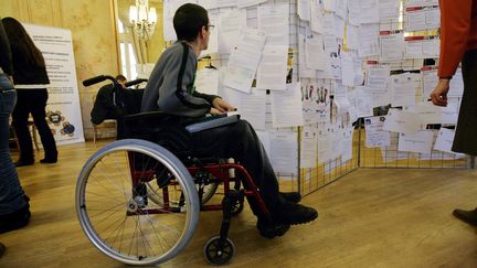 Une personne en situation de handicap lors d'une rencontre entre recruteurs et candidats, le 16 novembre 2009, au cercle national des armées, à Paris (MAXPPP)