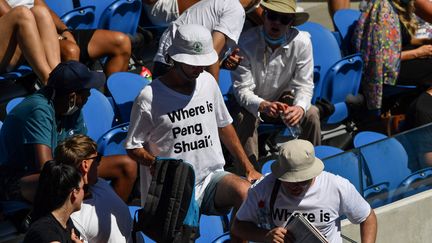 Deux spectateurs portant des t-shirts "Where is Peng Shuai ?" en référence à l'ancienne numéro une mondiale chinoise du double, à l'Open d'Australie de tennis à Melbourne, le 25 janvier 2022 à Melbourne.&nbsp; (PAUL CROCK / AFP)