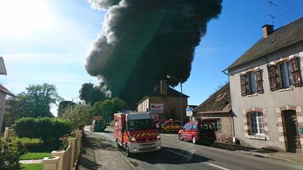 Un nuage de fumée s'échappe de l'usine Minerva Oil, où un important incendie est en cours, jeudi 26 octobre.&nbsp; (Léo Tescher / Radio France)