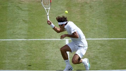 Le Suisse Roger Federer&nbsp;rate un coup lors de la finale du tournoi de tennis de Wimbledon (Royaume-Uni) face au Britannique Andy Murray, le 8 juillet 2012. (REUTERS)