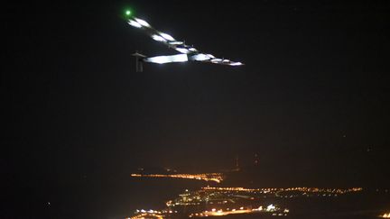 L'avion solaire "Solar Impulse 2", quelques instants avant son aterrissage sur l'archipel d'Hawa&iuml; (Etats-Unis), vendredi 3 juillet 2015. (ANDRE BORSCHBERG / SOLAR IMPULSE / AFP)