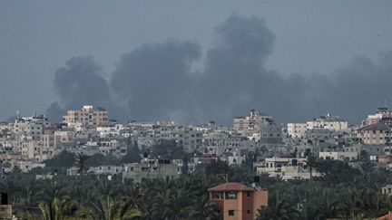 De la fumée s'échappe du nord de Nuseirat, dans la bande de Gaza, après un bombardement israélien, le 27 avril 2024. (AFP)