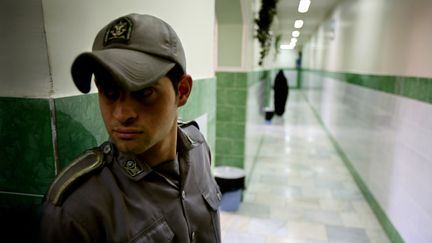 Un gardien de la prison d'Evin à Téhéran (Iran), le 13 juin 2006.&nbsp; (MORTEZA NIKOUBAZL / REUTERS)