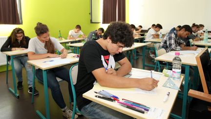 Des candidats lors de l'&eacute;preuve de philosophie, dans un lyc&eacute;e de Cannes (Alpes-Maritimes), le 17 juin 2015. (PATRICE LAPOIRIE / MAXPPP)