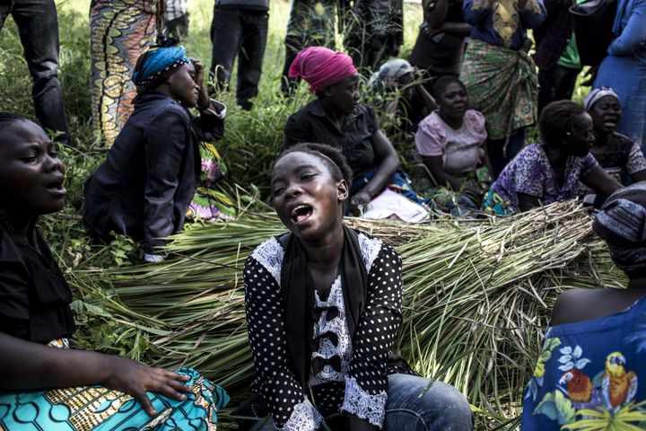 Une famille congolaise en deuil après un massacre attribué aux rebelles des Forces démocratiques alliés (ADF)&nbsp;à Beni, le 11 décembre 2018, dans l'est de la République démocratique du Congo (RDC). (JOHN WESSELS / AFP)