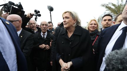 Marine Le Pen, candidate du Front national à l'élection présidentielle, sur la promenade des Anglais&nbsp;à Nice, le 13 février 2017. (VALERY HACHE / AFP)