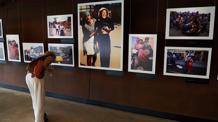 L'exposition du photographe Peter Magubane nommée "Nelson Mandela. Homme du peuple", au Centre européen de solidarité de Gdansk en Pologne, le 6 juin 2016. (ADAM WARZAWA / EPA / PAP)