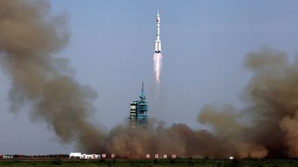 Shenzou 9, vol habité, réalise un progrès technologique supplémentaire: l’amarrage est piloté manuellement par des taïkonautes. L’autre symbole très fort de ce vol est la présence à bord de la première Chinoise dans l'espace, Liu Yang. (AFP/Imaginechina/Qi qi lz)