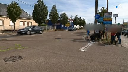 Capture d'écran d'un reportage de France 3 Bourgogne-Franche-Comté sur la mort d'un adolescent à scooter, lors d'un accident de la route provoqué par un policier. (FRANCE 3 BOURGOGNE FRANCHE COMTE)