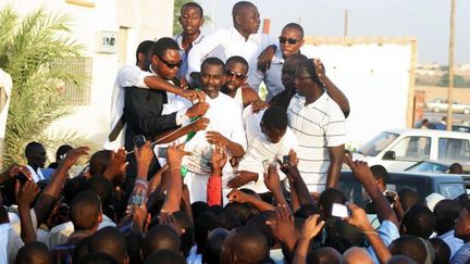 Le chef du mouvement anti-esclavagiste mauritanien Biram Ould Abeid entouré de ses camarades lors d'une campagne à Nouakchott, le 3 septembre 2012. (Photo AFP)