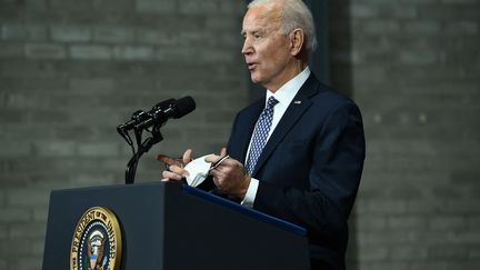 Le président des Etats-Unis, Joe Biden, s'exprime depuis l'usine Pfizer de&nbsp;Kalamazoo (Michigan), le 19 février 2021. (BRENDAN SMIALOWSKI / AFP)