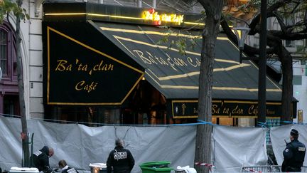 Le Bataclan, à Paris, au lendemain des&nbsp;attentats du 13 novembre 2015. (JACQUES DEMARTHON / AFP)