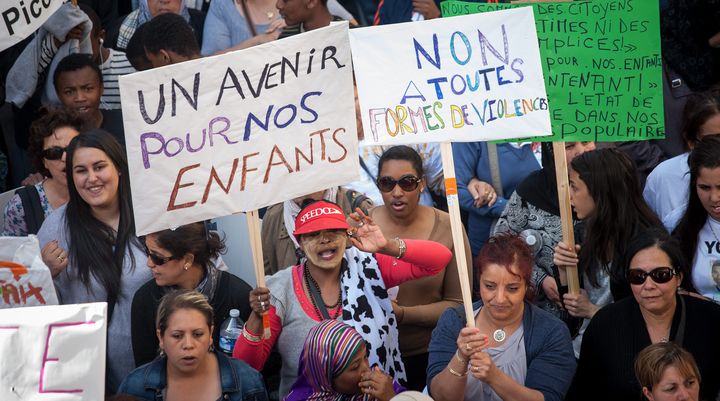 Plusieurs centaines de personnes,&nbsp;principalement des habitants des quartiers nord, marchent contre la violence et les in&eacute;galit&eacute;s &agrave;&nbsp;l'appel du Collectif du 1er juin, le 1er juin 2013 &agrave; Marseille. (MAXPPP)