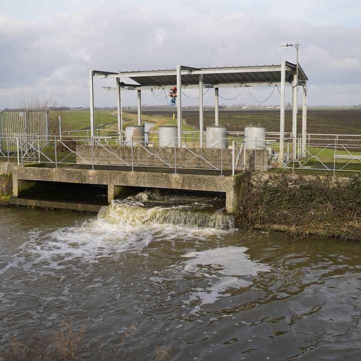 Une station de pompage déverse les eaux d'un fossé&nbsp;dans&nbsp;un canal&nbsp;du village des Moëres (Hauts-de-France), le&nbsp;4 janvier 2021. (PIERRE-LOUIS CARON / FRANCEINFO)