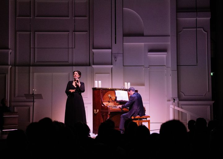 La soprano Chantal Santon et le pianiste Pierre-Yves Plat, le 18 septembre 2024, au Bon Marché, à Paris, lors du spectacle de contes 