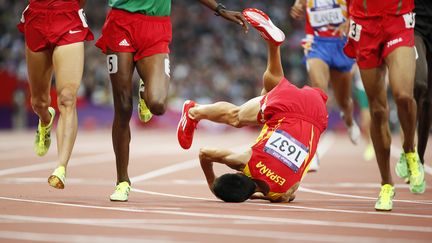 La chute de l'espagnol&nbsp;Alvaro Rodriguez lors des s&eacute;ries du 1500m, le 3 ao&ucirc;t lors des JO de Londres.&nbsp; (LUCY NICHOLSON / AFP)