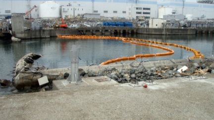 Barrières posées près d'une tranchée à la centrale de Fukushima, le 10 avril 2011 (AFP/HO/TEPCO)