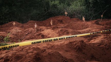 La fosse commune de Shakahola, à Malindi (Kenya), le 25 avril 2023. (YASUYOSHI CHIBA / AFP)