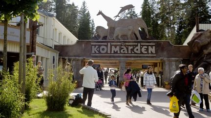 Les visiteurs quittent le zoo de Kolmarden en Su&egrave;de apr&egrave;s qu'une employ&eacute;e a &eacute;t&eacute; tu&eacute;e par des loups, le 17 juin 2012. (HENRIK WITT / REUTERS)