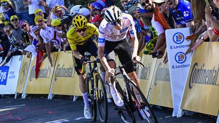 Tadej Pogacar a attaqué Jonas Vingegaard dans le final de la 13 étape du Tour de France 2023, au sommet du Grand Colombier. (AFP)