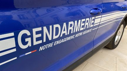 Une voiture de gendarmerie à Niort (Deux-Sèvres), le 17 mars 2022 (illustration). (NOEMIE GUILLOTIN / RADIO FRANCE)