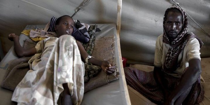 Un enfant somalien soigné à l'hôpital régional de Bay State en Somalie, le 30 mars 2017. Au centre et au sud du pays, la sécheresse rend les populations vulnérables aux épidémies de choléra.  (Arif Hudaverdi Yaman / ANADOLU AGENCY)