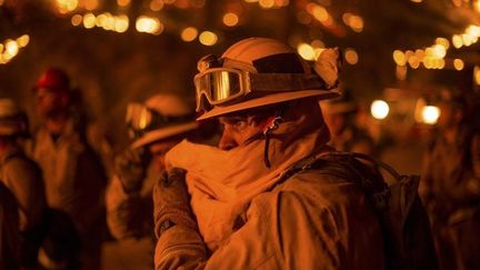 Un pompier se couvre le visage en combattant un incendie pr&egrave;s de San Andreas, en Californie, le 12 septembre. ( NOAH BERGER / REUTERS )