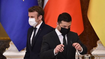 Emmanuel Macron et Volodymir Zelensky, le 8 février 2022, à Kiev. (SERGEI SUPINSKY / AFP)