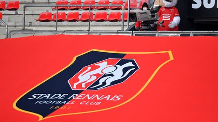 Une bannière géante&nbsp;du logo du club de football du Stade Rennais et sa mascotte au Roazhon Park Stadium de Rennes,&nbsp;le 14 février 2021. (LOIC VENANCE / AFP)