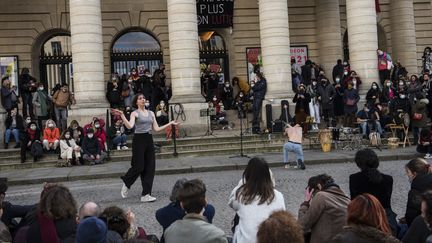 Des artistes occupent le théâtre de l'Odéon à Paris pour protester contre la fermeture des lieux de culture durant le confinement, le 27 mars 2021. (MAGALI COHEN / HANS LUCAS)