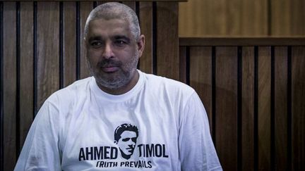 Imtiaz Cajee, le neveu de l'activiste anti-apartheid Ahmed Timol, lors d'une conférence de presse, le 12 octobre 2017, après que le juge de la Haute Cour eut jugé que la police avait assassiné son oncle alors qu'il était en garde à vue en 1971. (GULSHAN KHAN / AFP)