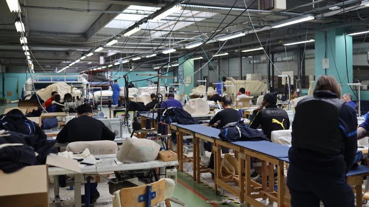 L'atelier "textile" au sein de la prison de Châteauroux. Ici, les détenus fabriquent entre autres choses des étuis de lunettes, des rideaux de Photomaton, des draps. (MATHILDE LEMAIRE / FRANCEINFO / RADIO FRANCE)